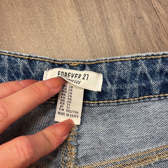 Forever 21 distressed denim - Picture 4 of 4